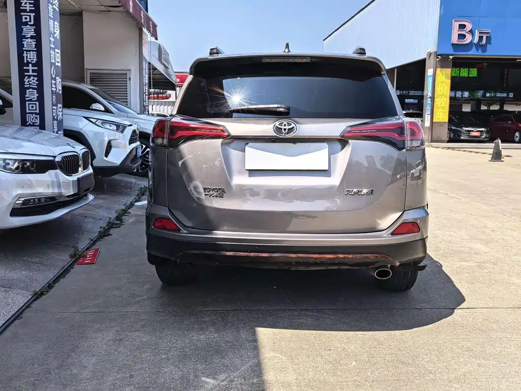 Toyota RAV4 — фото 14