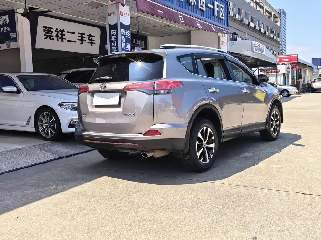 Toyota RAV4 — фото 15