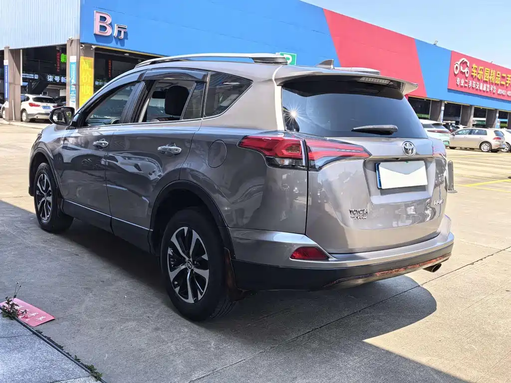 Toyota RAV4 — фото 17