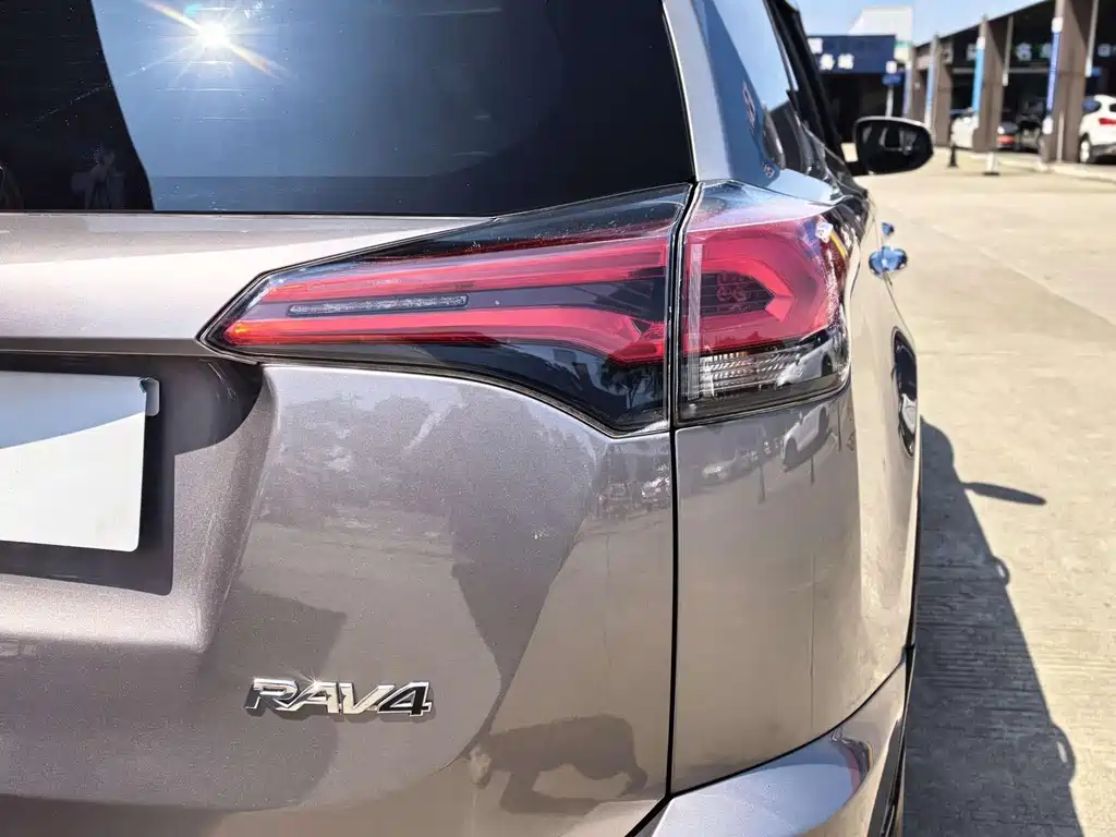 Toyota RAV4 — фото 18