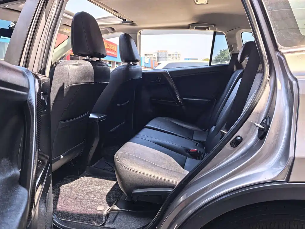 Toyota RAV4 — фото 5