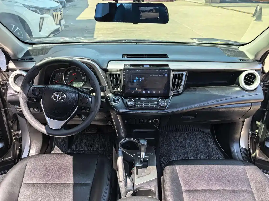 Toyota RAV4 — фото 6