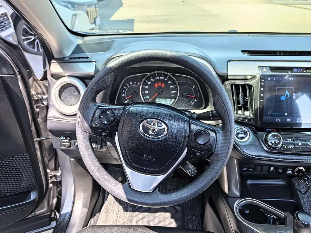Toyota RAV4 — фото 7
