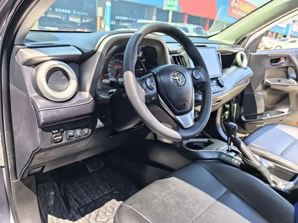 Toyota RAV4 — фото 10