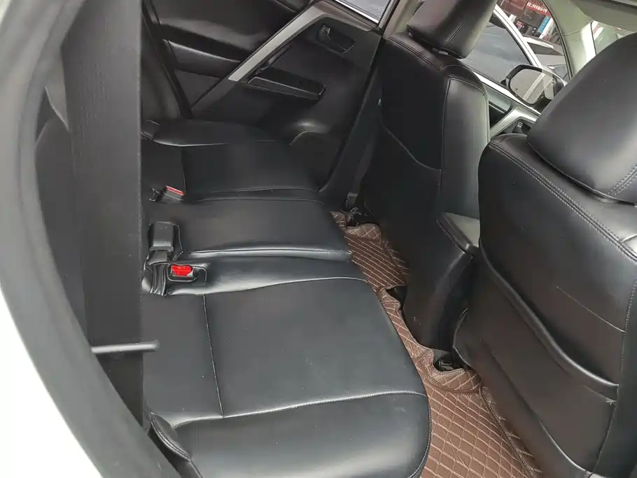 Toyota RAV4 — фото 11