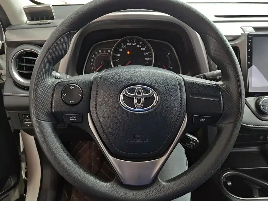 Toyota RAV4 — фото 15