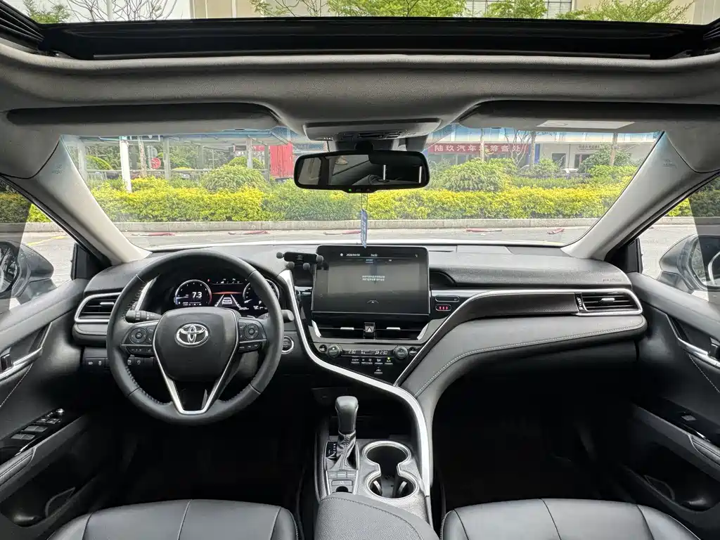 Toyota Camry — фото 5