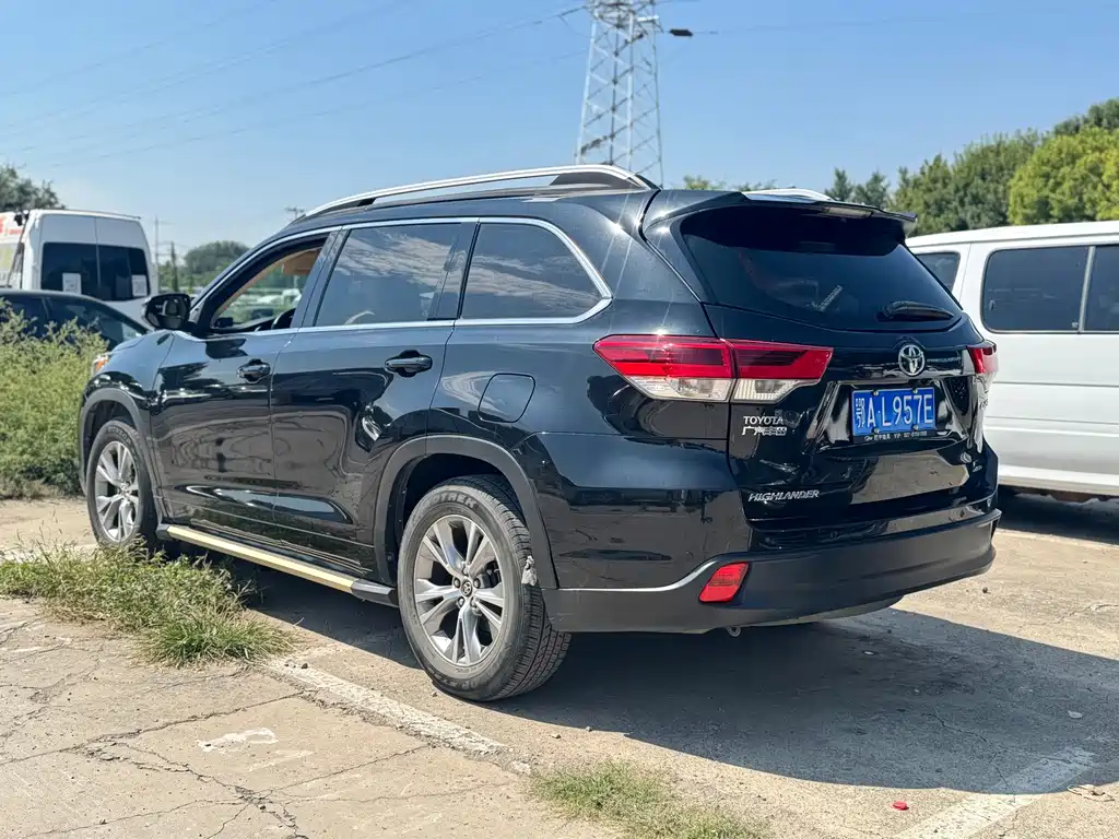 Toyota Highlander — фото 11