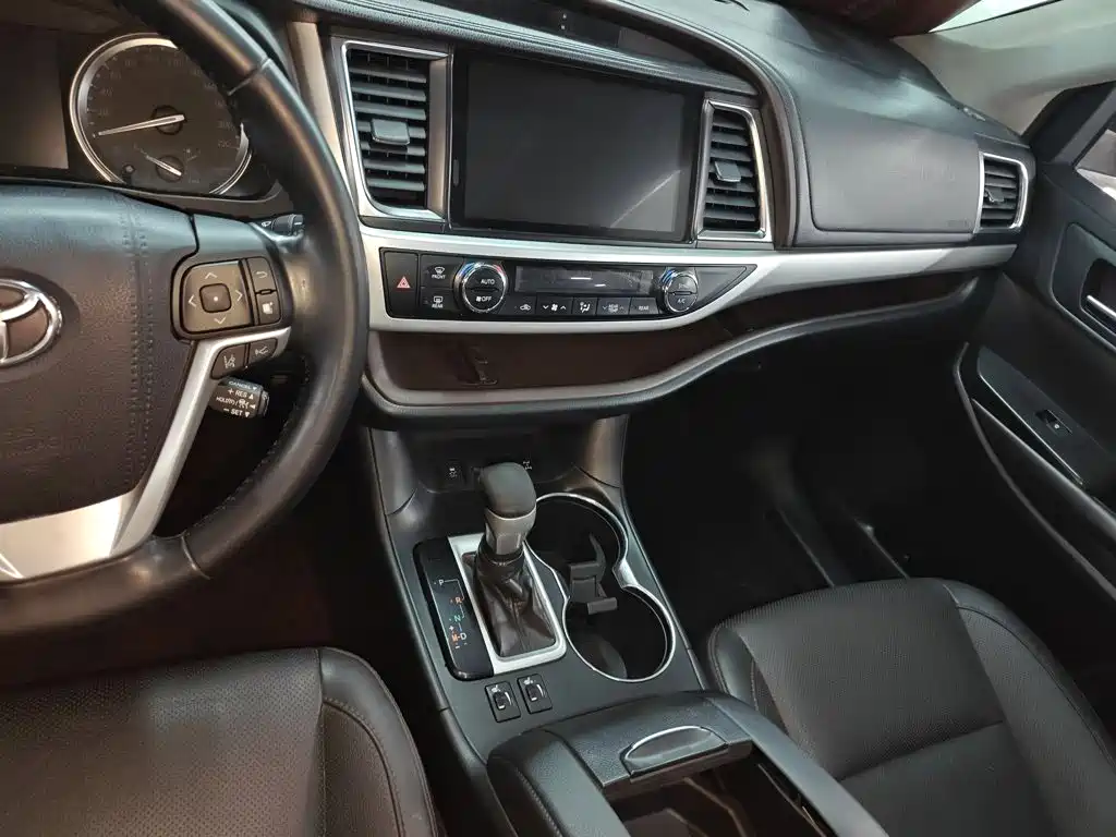Toyota Highlander — фото 11