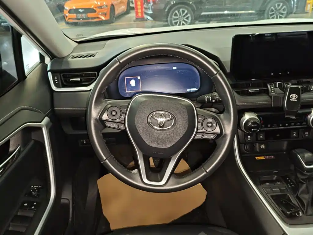 Toyota RAV4 — фото 11