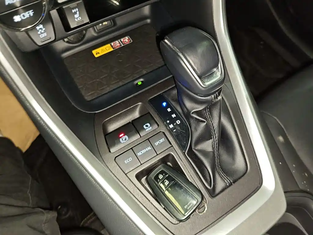 Toyota RAV4 — фото 14