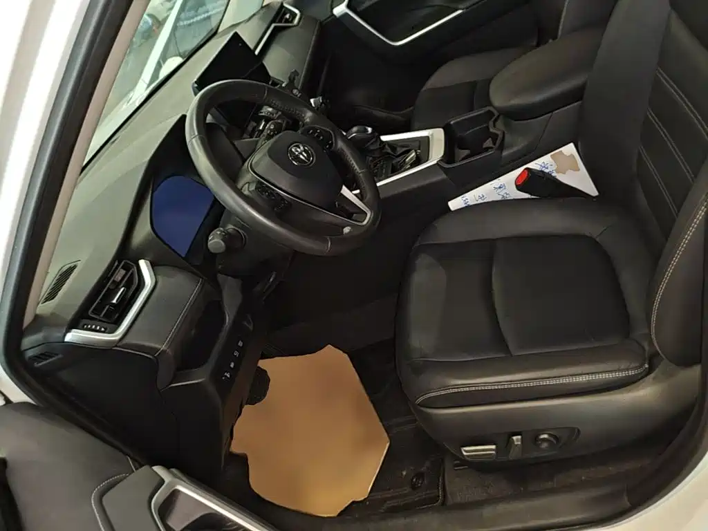 Toyota RAV4 — фото 15