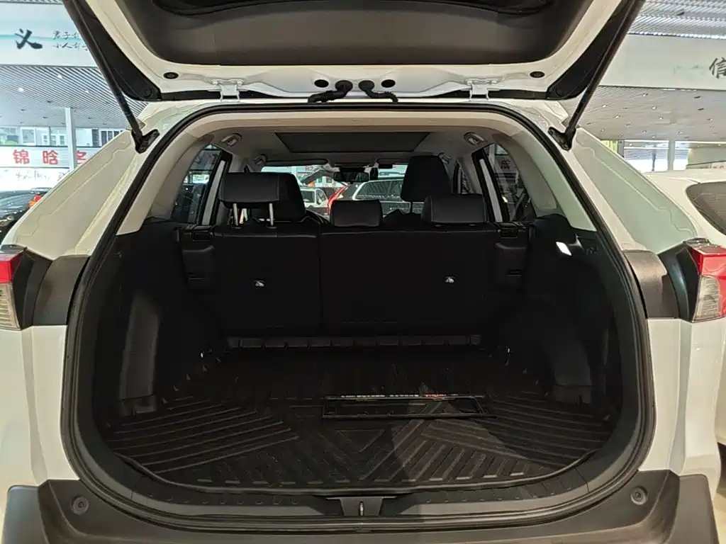 Toyota RAV4 — фото 19