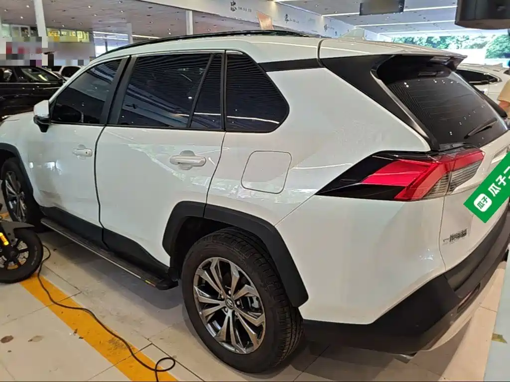 Toyota RAV4 — фото 5