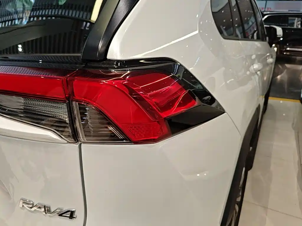 Toyota RAV4 — фото 8