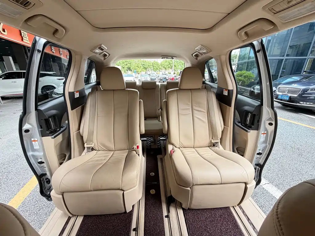 Toyota Previa — фото 19