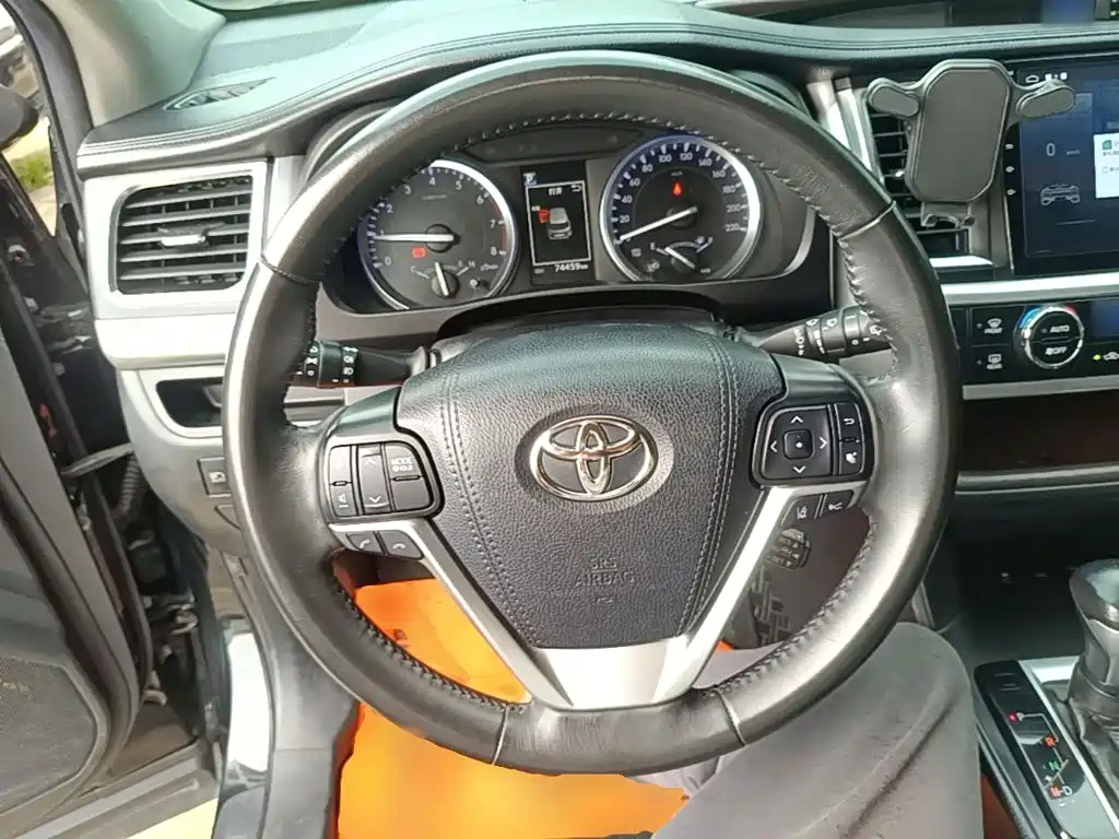 Toyota Highlander — фото 11