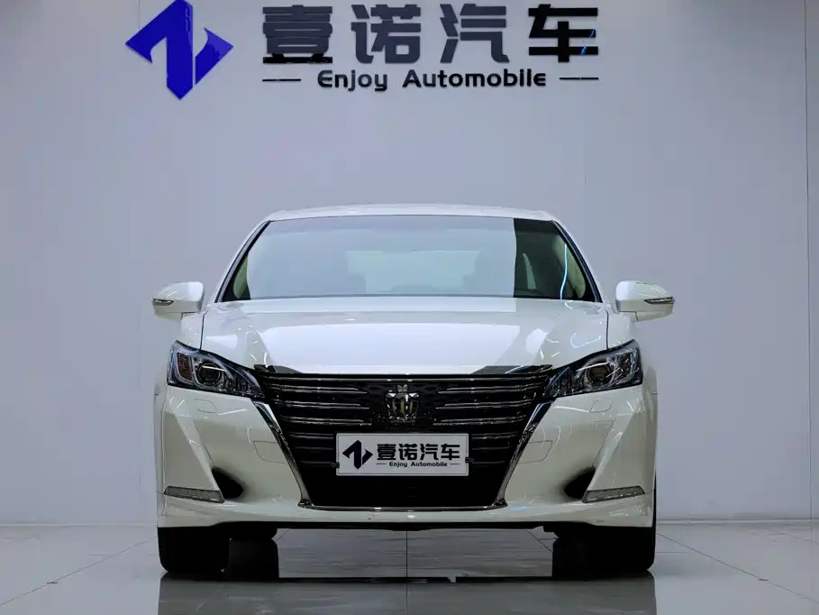 Toyota Crown — фото 2