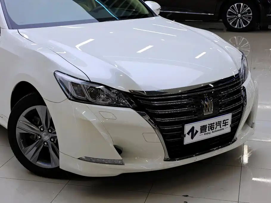 Toyota Crown — фото 11