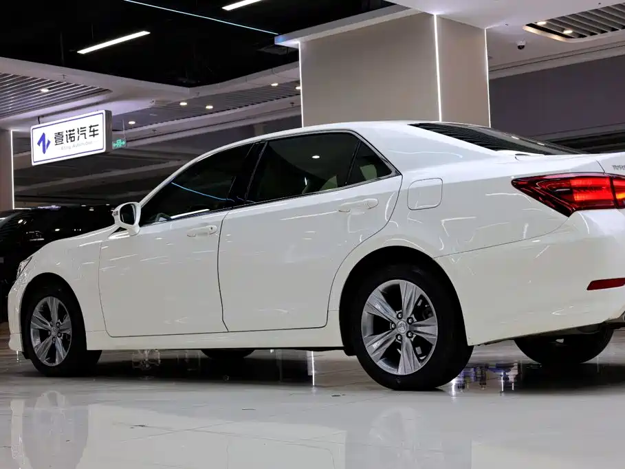 Toyota Crown — фото 13