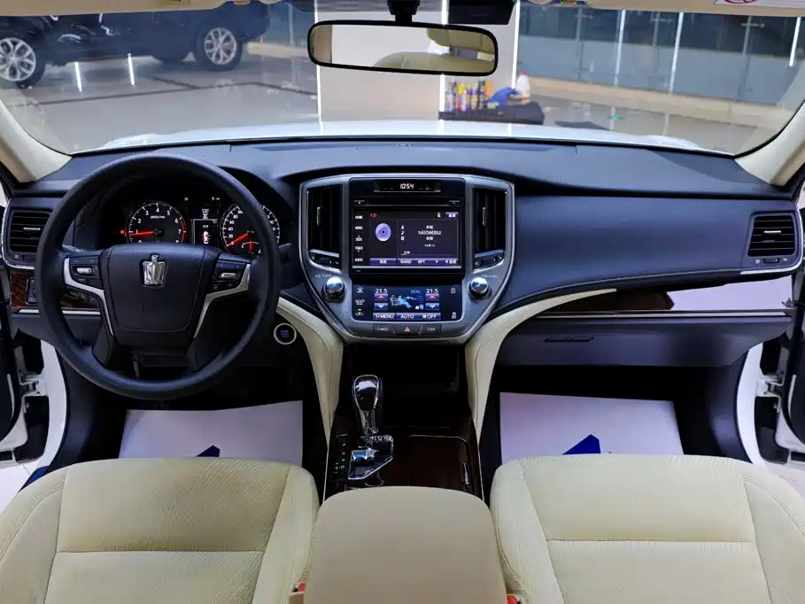 Toyota Crown — фото 19
