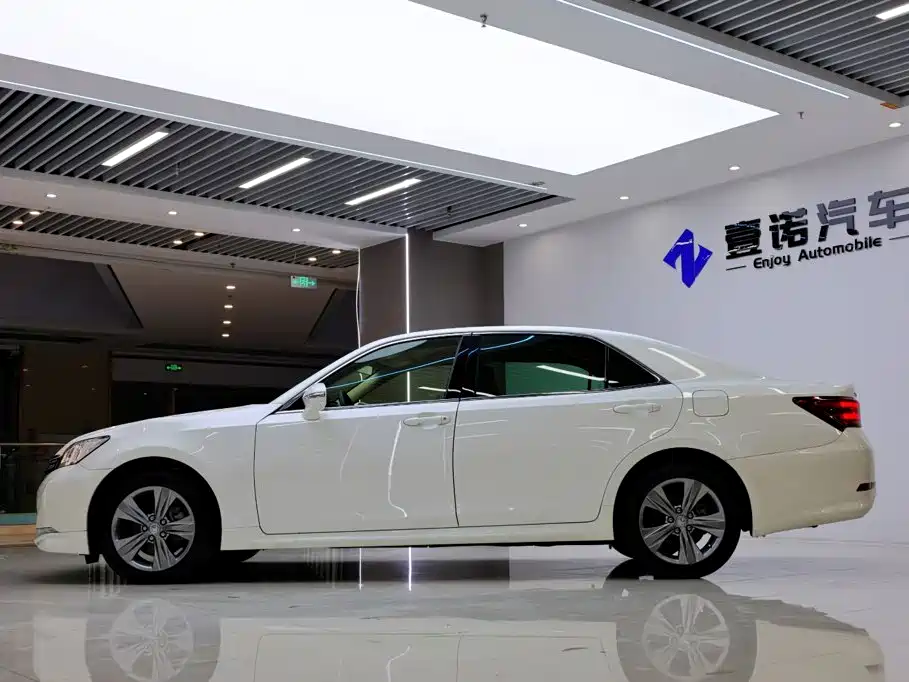 Toyota Crown — фото 3