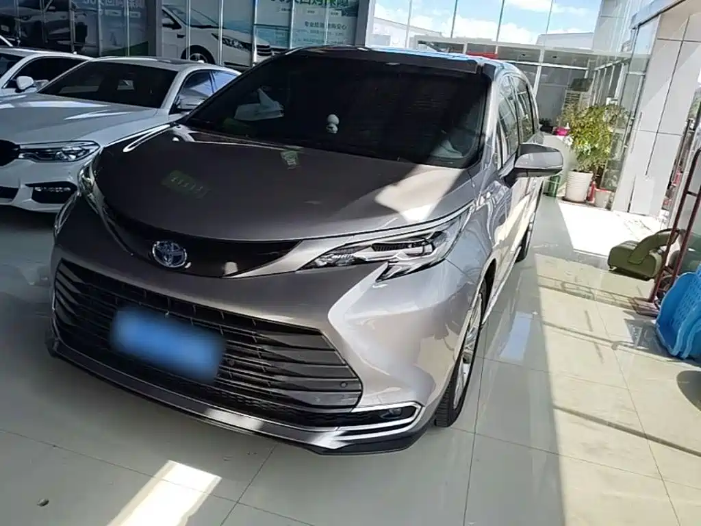 Toyota Sienna — фото 2