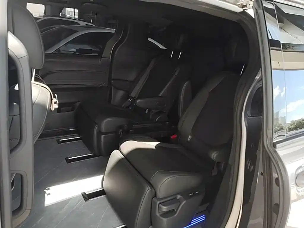 Toyota Sienna — фото 17