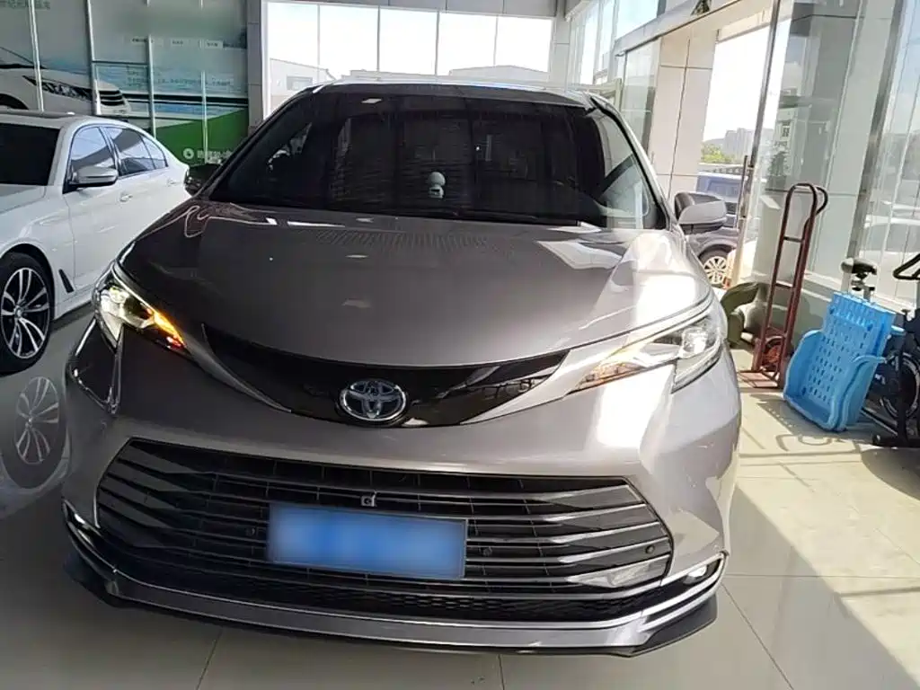 Toyota Sienna — фото 3