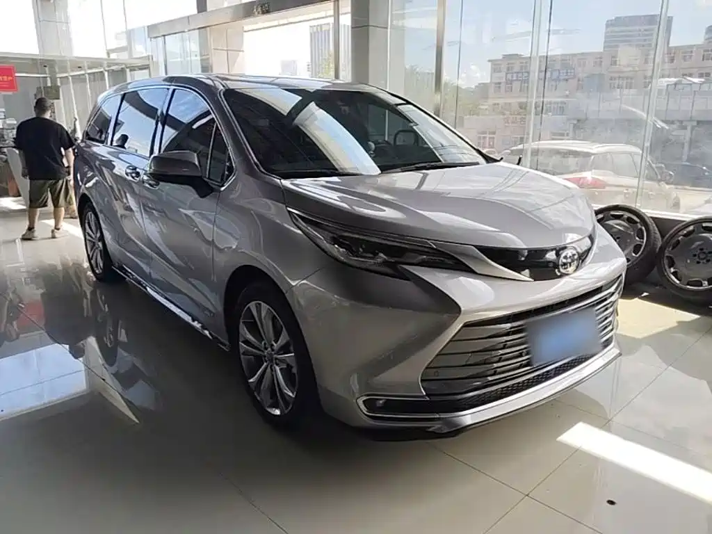 Toyota Sienna — фото 4