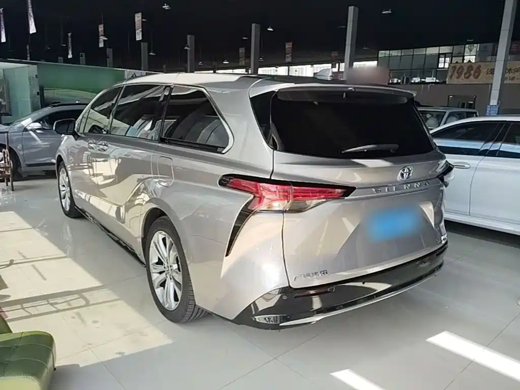 Toyota Sienna — фото 5