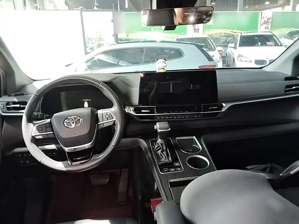 Toyota Sienna — фото 10