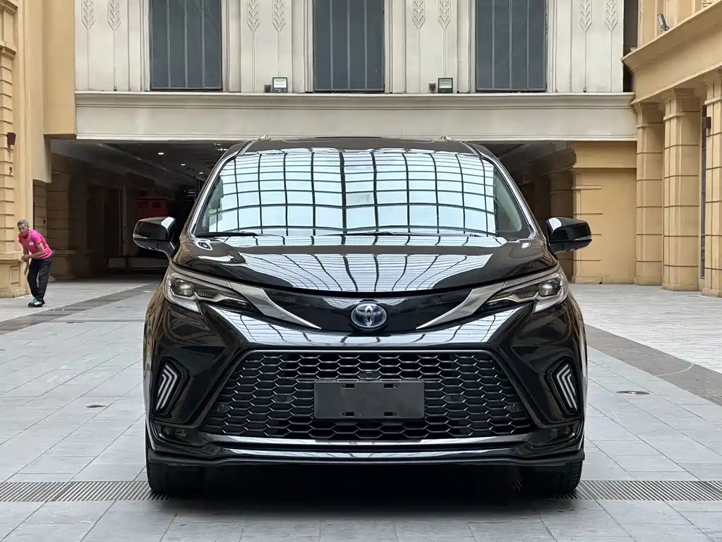 Toyota Granvia — фото 2