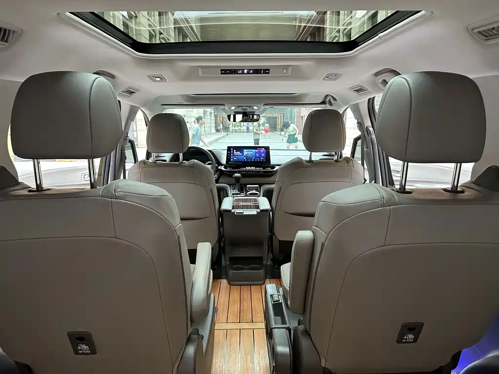 Toyota Granvia — фото 11
