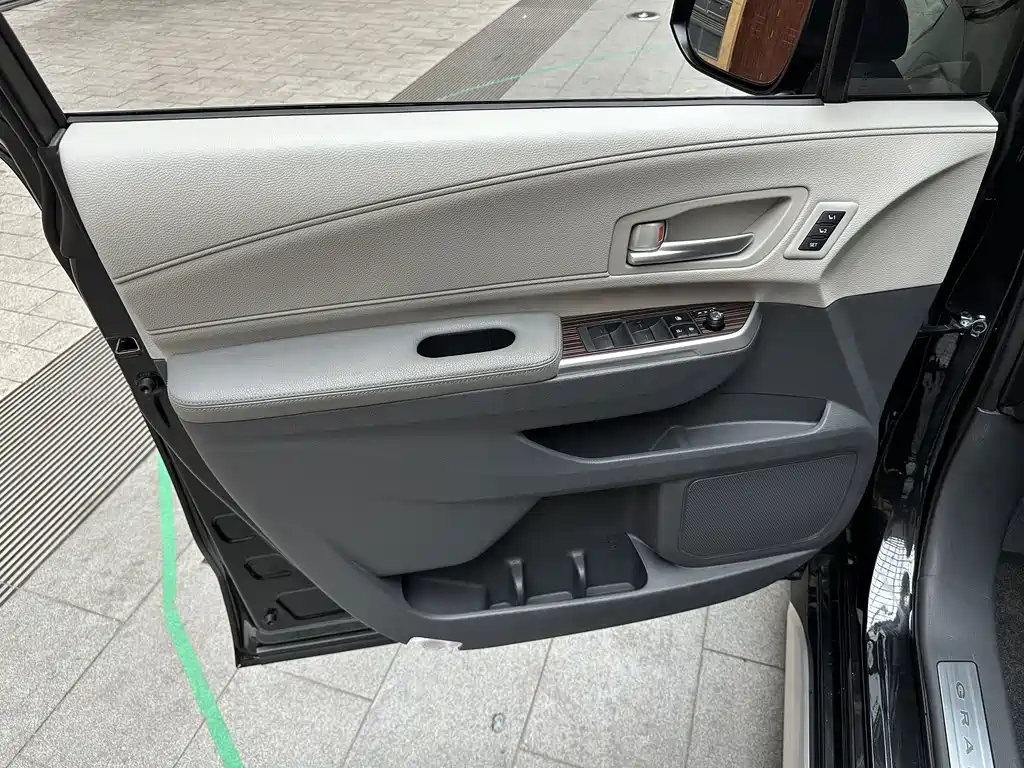 Toyota Granvia — фото 13