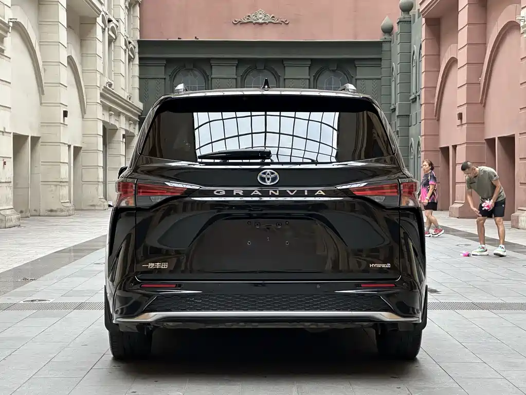 Toyota Granvia — фото 6