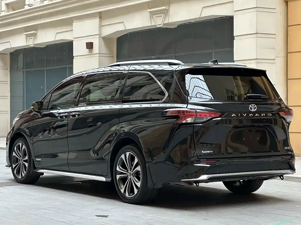 Toyota Granvia — фото 7