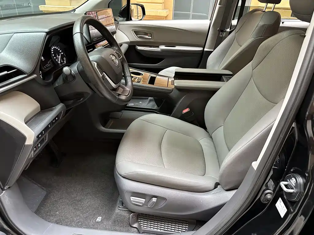 Toyota Granvia — фото 8