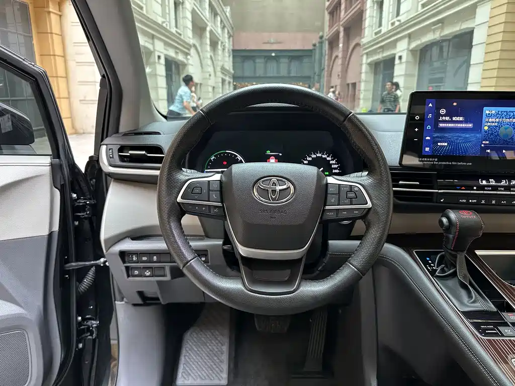 Toyota Granvia — фото 9