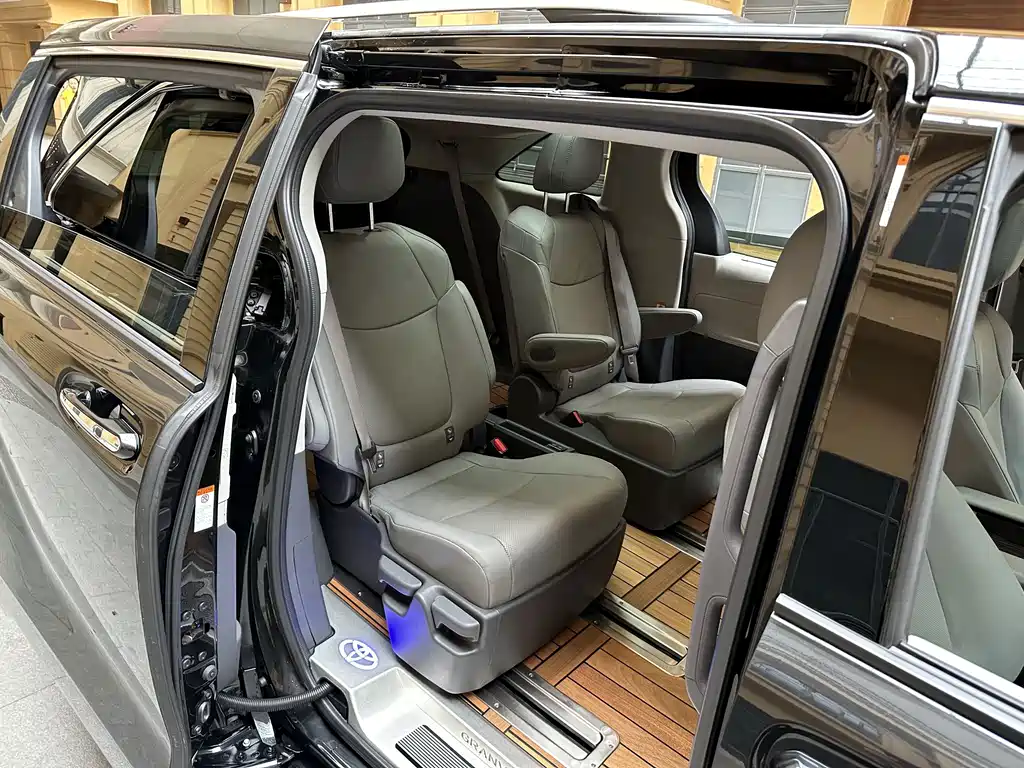 Toyota Granvia — фото 10