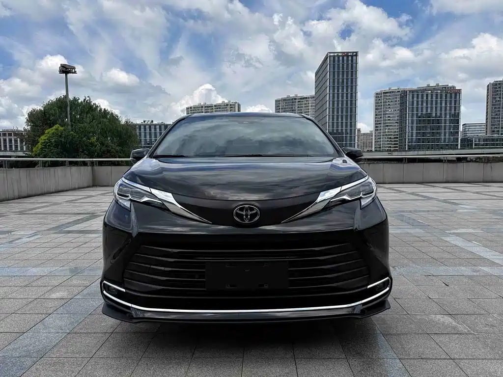 Toyota Sienna — фото 2