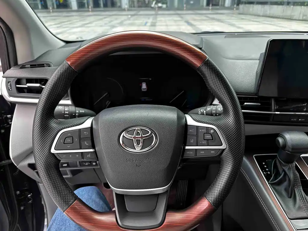 Toyota Sienna — фото 11