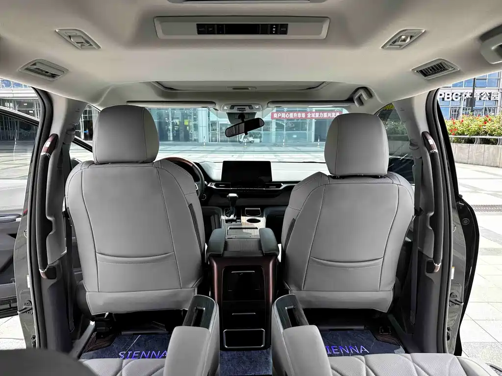 Toyota Sienna — фото 14