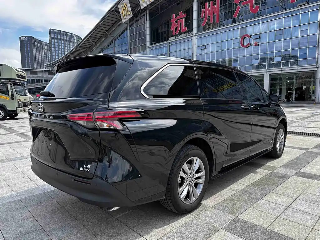 Toyota Sienna — фото 5