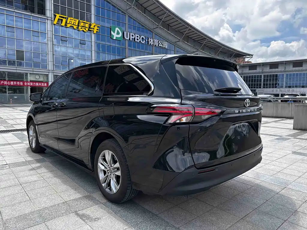 Toyota Sienna — фото 7