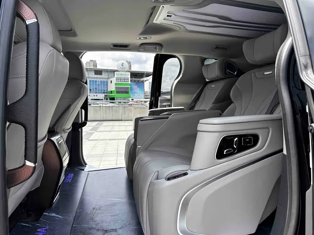 Toyota Sienna — фото 10