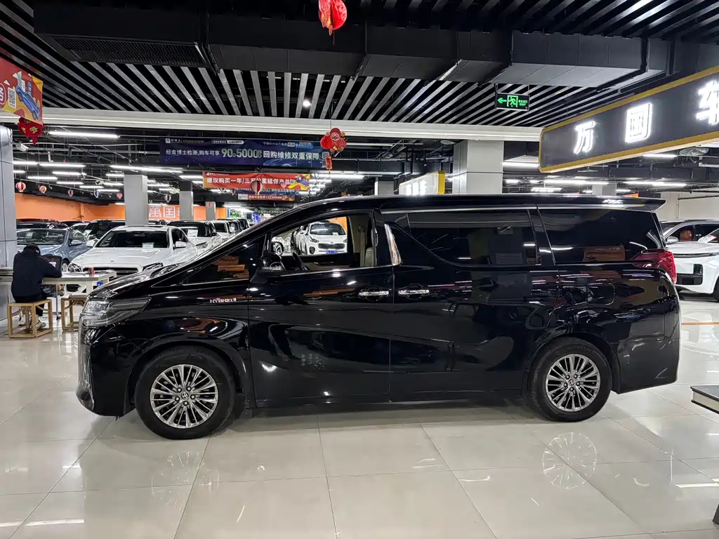 Toyota Alphard — фото 3