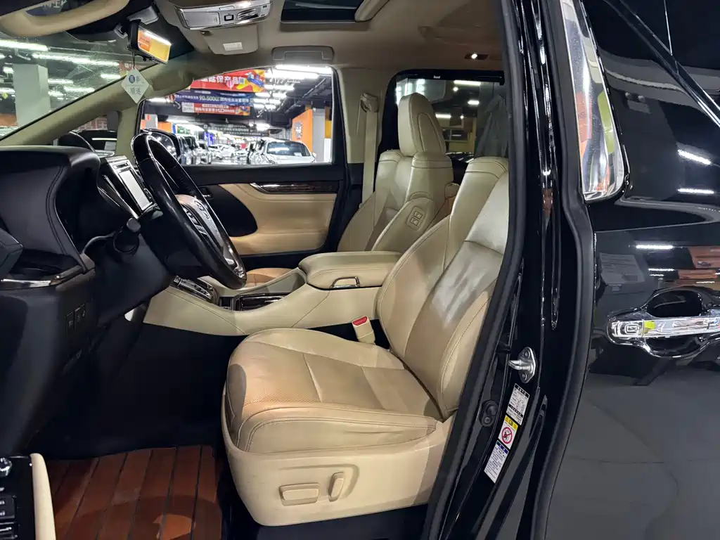 Toyota Alphard — фото 4