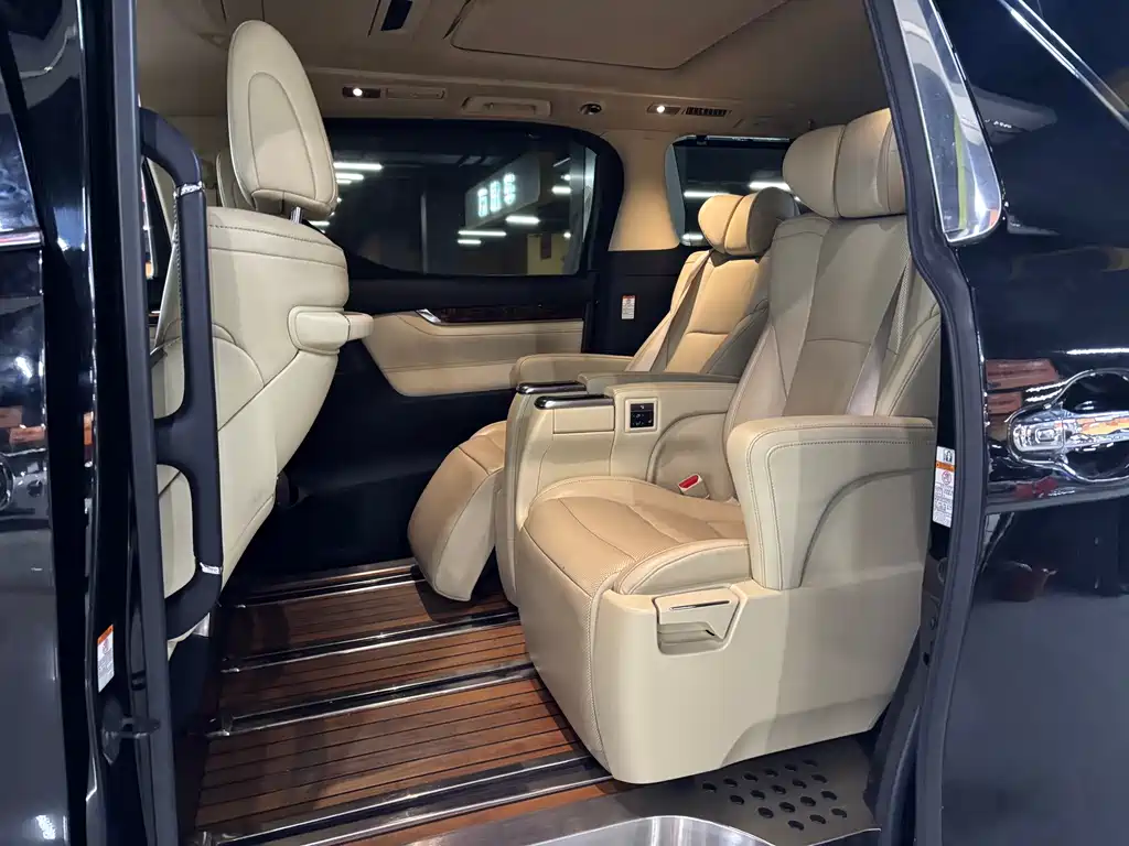 Toyota Alphard — фото 5