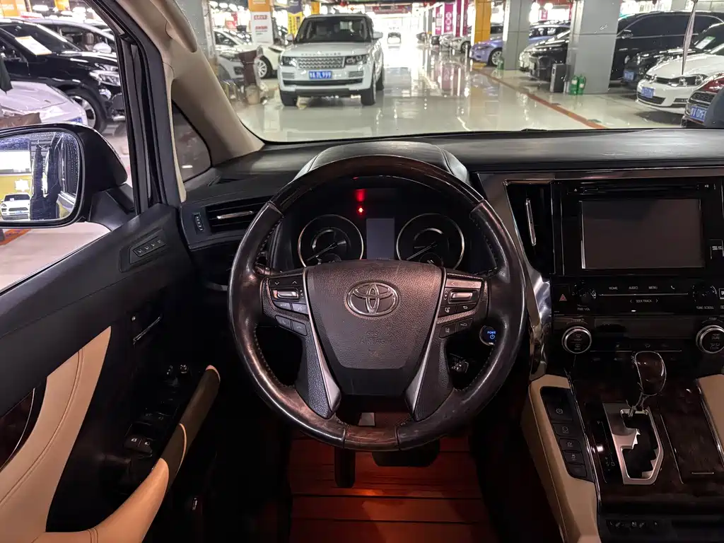 Toyota Alphard — фото 7